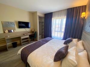 Postel nebo postele na pokoji v ubytování Hôtel Saja