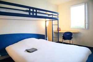 Cama ou camas em um quarto em ibis budget Amboise