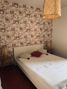 Dormitorio con cama con papel pintado de animales en El Mayul 2' centre, plage, WiFi, au calme, clim, parking,, en Collioure