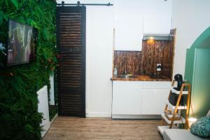 La salle de bains est pourvue d'une porte noire et d'un lavabo. dans l'établissement Les studios de l'hyper centre ville, à Pau 29 autres photos