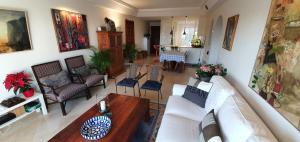 埃斯特波納的住宿－Costalita Seaview，客厅配有沙发和桌子