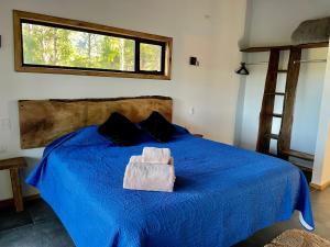 Tempat tidur dalam kamar di Casa de campo Deluxe con tinaja de agua calinte gratis