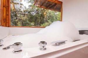 baño con lavabo y ventana en Finca Hotel Santa Bàrbara, en Miraflores