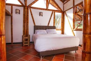 1 dormitorio con 1 cama en una habitación con ventanas en Finca Hotel Santa Bàrbara, en Miraflores