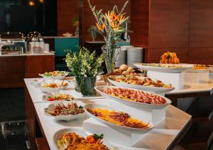 Comida no hotel ou em algum lugar perto