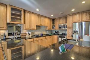 Η κουζίνα ή μικρή κουζίνα στο Walk to Beach Waterfront Condo in Ocean City!