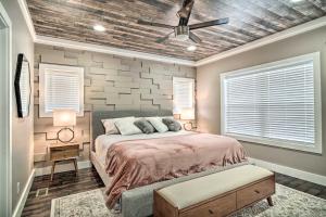 Katil atau katil-katil dalam bilik di Spacious Sevierville Home with Hot Tub!