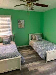Кровать или кровати в номере Remodeled House Minutes to Falls Attractions