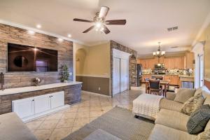 Fotografie z fotogalerie ubytování 3 Mi to Golf Home with Outdoor Oasis in Surprise v destinaci Surprise