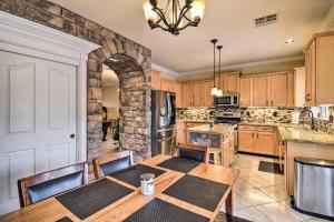 Fotografie z fotogalerie ubytování 3 Mi to Golf Home with Outdoor Oasis in Surprise v destinaci Surprise + 36 fotografií