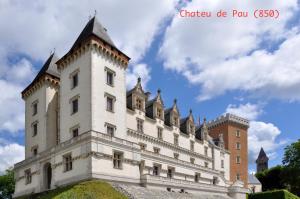 un château au sommet d'une colline dans l'établissement Les studios de l'hyper centre ville, à Pau