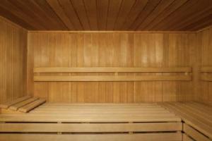 - un sauna avec 2 lits dans une pièce en bois dans l'établissement Apartment Near The Ski Slopes In La Plagne, à La Plagne Tarentaise