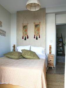 Кровать или кровати в номере Boho Beach House in Itea-Delphi