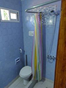 ein Badezimmer mit Toilette und Duschvorhang in der Unterkunft Veranogesell 7 in Villa Gesell
