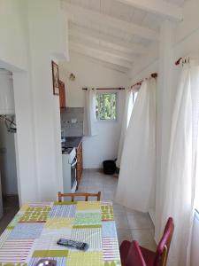 eine Küche mit einem Tisch mit einer Tischdecke darauf in der Unterkunft Veranogesell 7 in Villa Gesell