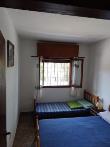 ein Schlafzimmer mit zwei Betten und einem Fenster in der Unterkunft Veranogesell 7 in Villa Gesell