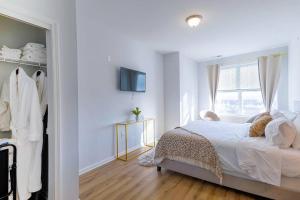 Postel nebo postele na pokoji v ubytování Book Cozy King Bed Now 25 Percent OFF Spring Special!