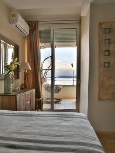 Кровать или кровати в номере Boho Beach House in Itea-Delphi