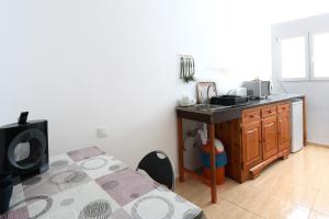 Kuchyň nebo kuchyňský kout v ubytování Holiday Apartment C Lanzarote