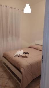 una camera da letto con un letto con due peluche sopra di Villa carlotta a Biancavilla
