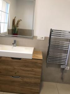 y baño con lavabo y espejo. en Grosse Terrasse. Modern. Home office. Solarium, en Los Realejos