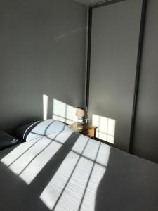 1 dormitorio con 1 cama con edredón blanco en Grosse Terrasse. Modern. Home office. Solarium, en Los Realejos
