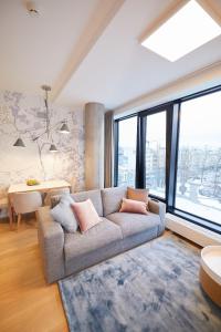uma sala de estar com um sofá e uma mesa em Aparthotel Park - By The Sea em Gdynia