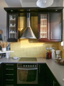 Кухня или мини-кухня в Boho Beach House in Itea-Delphi
