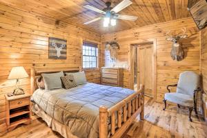 een slaapkamer met een bed en een plafondventilator bij Walhonding Woods Secluded Farmland Retreat! 