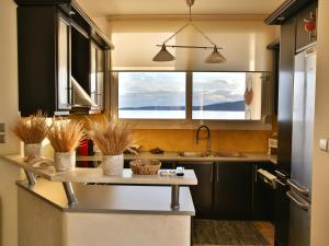 Кухня или мини-кухня в Boho Beach House in Itea-Delphi
