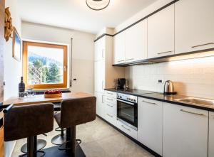 Кухня или кухненски бокс в Apartments Rainer - Val Gardena