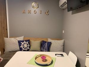 a room with a bed with a clock on the wall at Ahoi House 7 Luxus Ferienhaus direkt am Meer mit Terrasse ideal für Familien in Drage