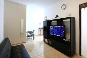 Holiday Apartment C Lanzarote TV 또는 엔터테인먼트 센터