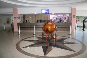 a metal object sitting in the middle of a lobby at Golden Dolphin Grand Hotel in Caldas Novas