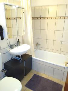 ein Badezimmer mit Waschbecken, Toilette und Badewanne in der Unterkunft Apartment 358 mit Sauna, Schwimmbad und Fitness in Schönwald