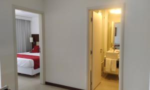 Habitación de hotel con cama y baño en Dpto de 1 dormitorio, 402 Dos Orillas, Colonia, en Colonia del Sacramento