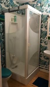 La salle de bains est pourvue d'une cabine de douche et de toilettes. dans l'établissement La Closerie un écrin de verdure à 500m de la plage, à Sainte-Adresse
