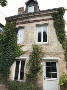 a brick house with ivy growing on the side of it at La Closerie un écrin de verdure à 500m de la plage in Sainte-Adresse