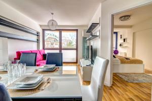 Televízia a/alebo spoločenská miestnosť v ubytovaní Apartament Gwiazda Perła Krynicy