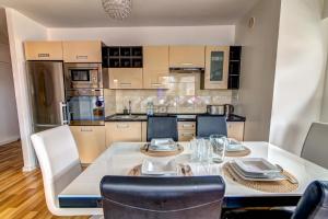 Kuchyňa alebo kuchynka v ubytovaní Apartament Gwiazda Perła Krynicy