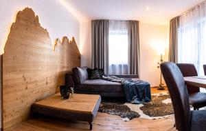 een woonkamer met een bank en een tafel bij Apartments Rainer - Val Gardena in Ortisei