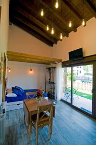 Μια τηλεόραση ή/και κέντρο ψυχαγωγίας στο Apartamentos ECOviella