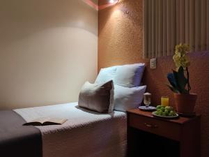 una habitación de hotel con una cama con un libro sobre una mesa en Hotel Express Quinta Soledad, en Ciudad de México