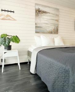 um quarto com uma cama e um vaso de plantas em Black Hotel em Kempele