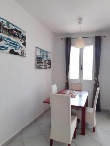 Un lugar para sentarse en App Raffaele Estoril Beach Free Wifi & AC a step away from the sea