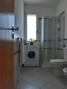 Un baño de App Raffaele Estoril Beach Free Wifi & AC a step away from the sea