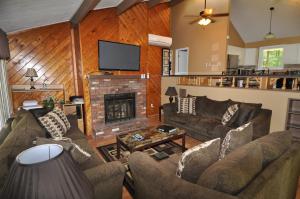 AlbrightsvilleにあるPerfect Getaway In The Poconos! (House #1) HotTub !! Gameroom!! WiFi !!のソファと暖炉のあるリビングルーム