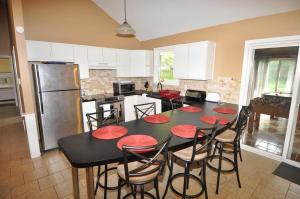 AlbrightsvilleにあるPerfect Getaway In The Poconos! (House #1) HotTub !! Gameroom!! WiFi !!のテーブルと椅子と冷蔵庫のあるキッチン