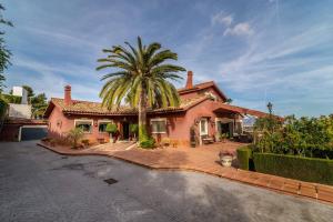 a house with a palm tree in front of it at Villa Olivar - 5 BDR Dream Pool/Jacuzzi/Golf/BBQ in Torremolinos