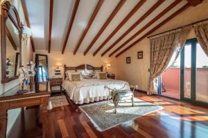 A bed or beds in a room at Villa Olivar - 5 BDR Dream Pool/Jacuzzi/Golf/BBQ